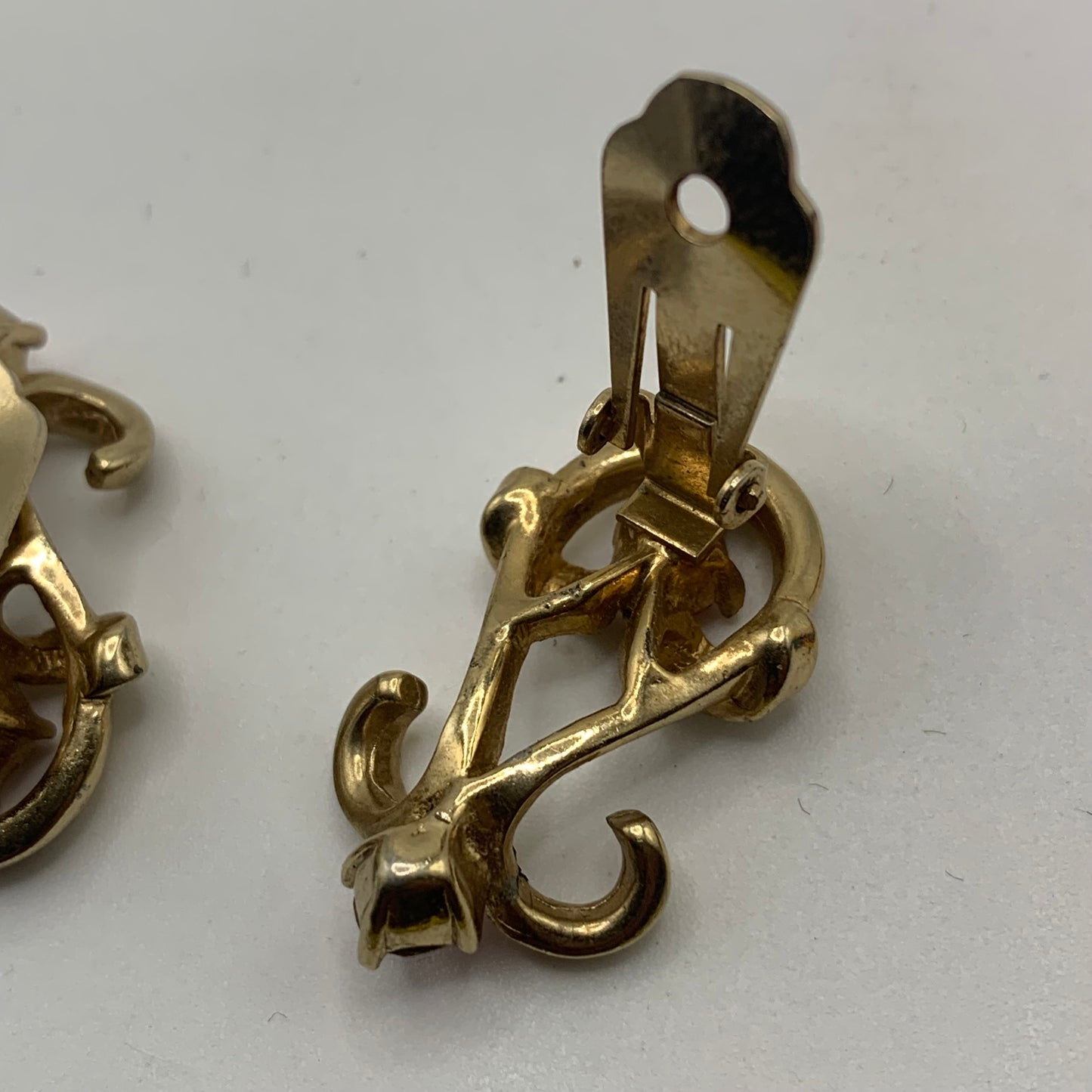 Vintage unsigned gold tone pink rhinestone clip on earrings