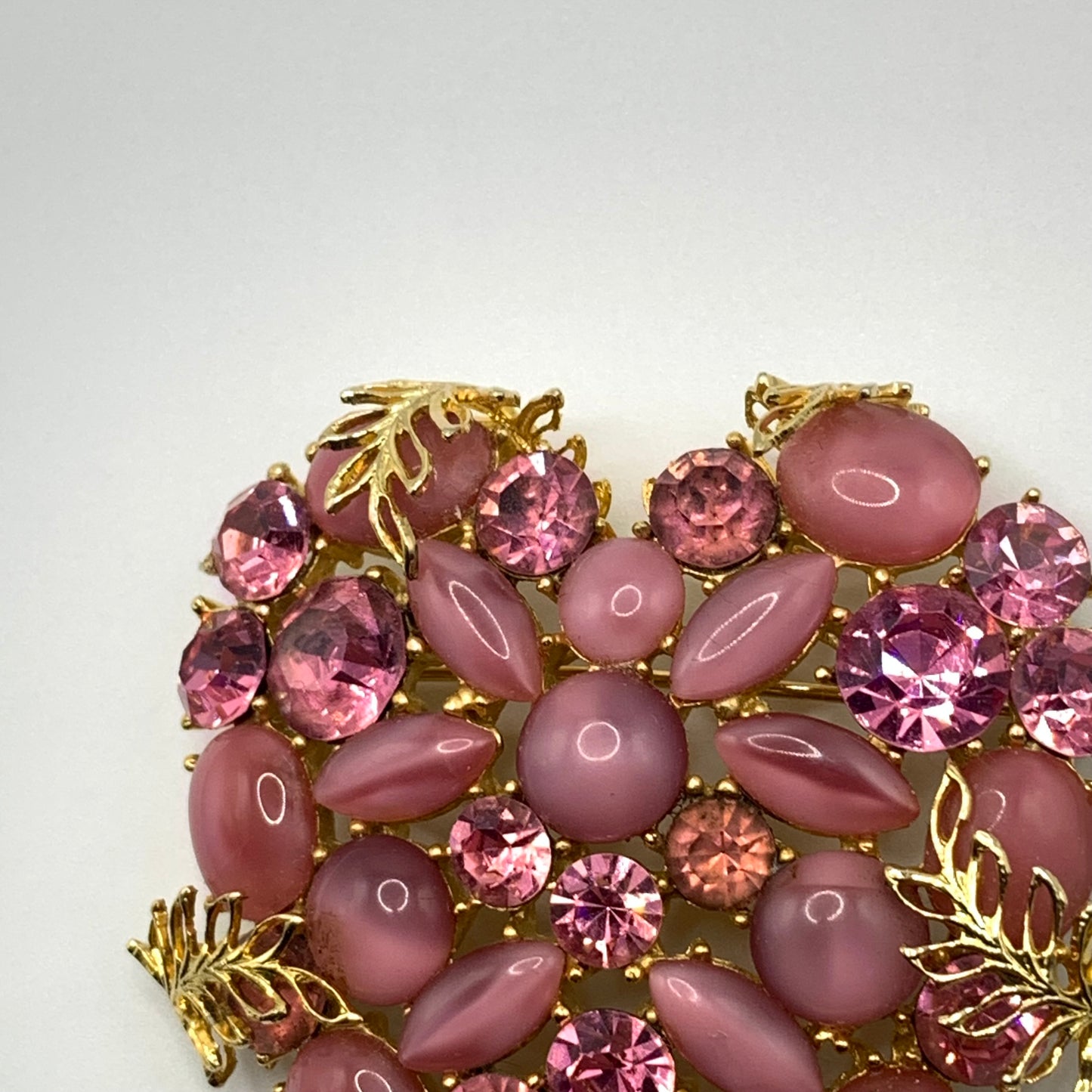 Stunning vintage Pink art glass rhinestone and Gold tone filigree Heart Brooch