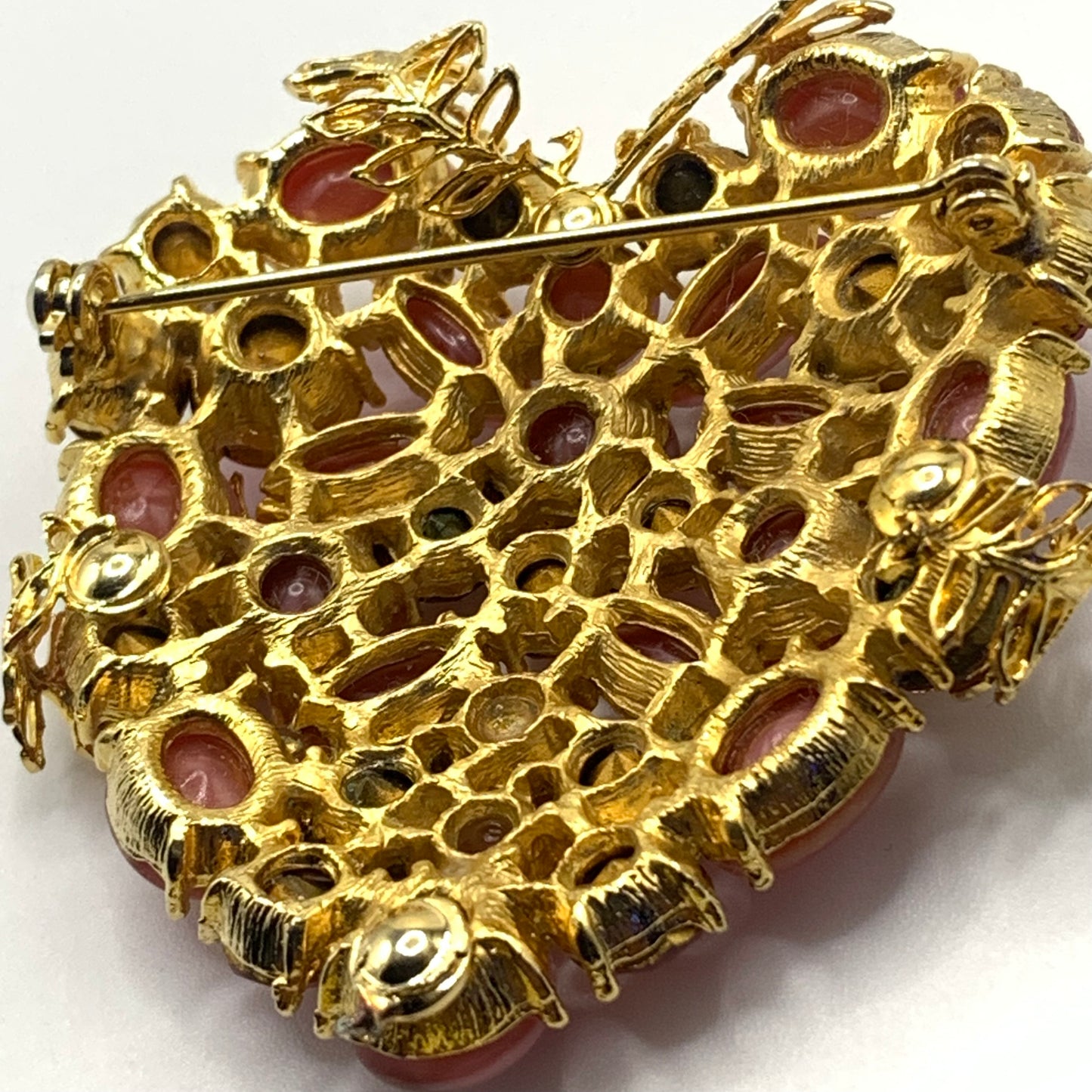 Stunning vintage Pink art glass rhinestone and Gold tone filigree Heart Brooch