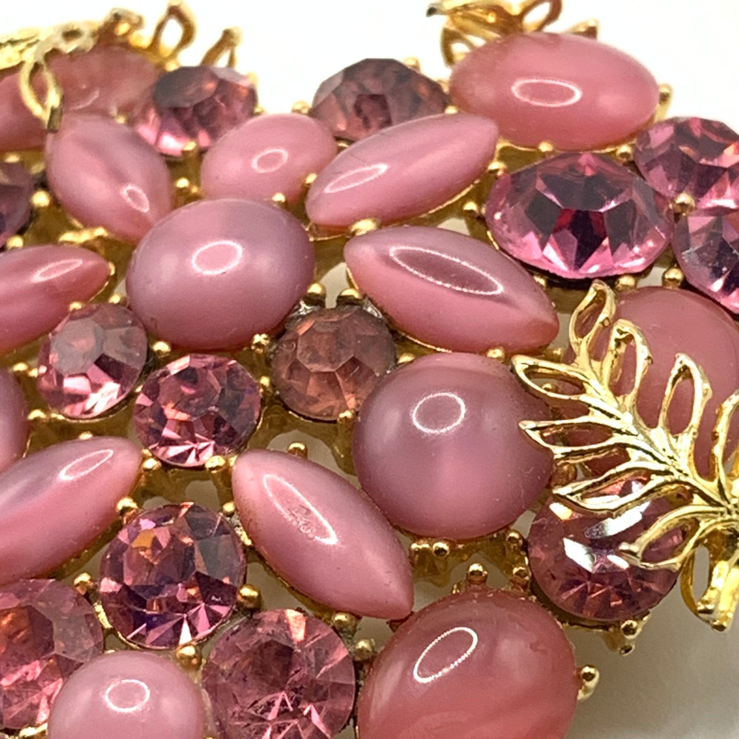 Stunning vintage Pink art glass rhinestone and Gold tone filigree Heart Brooch