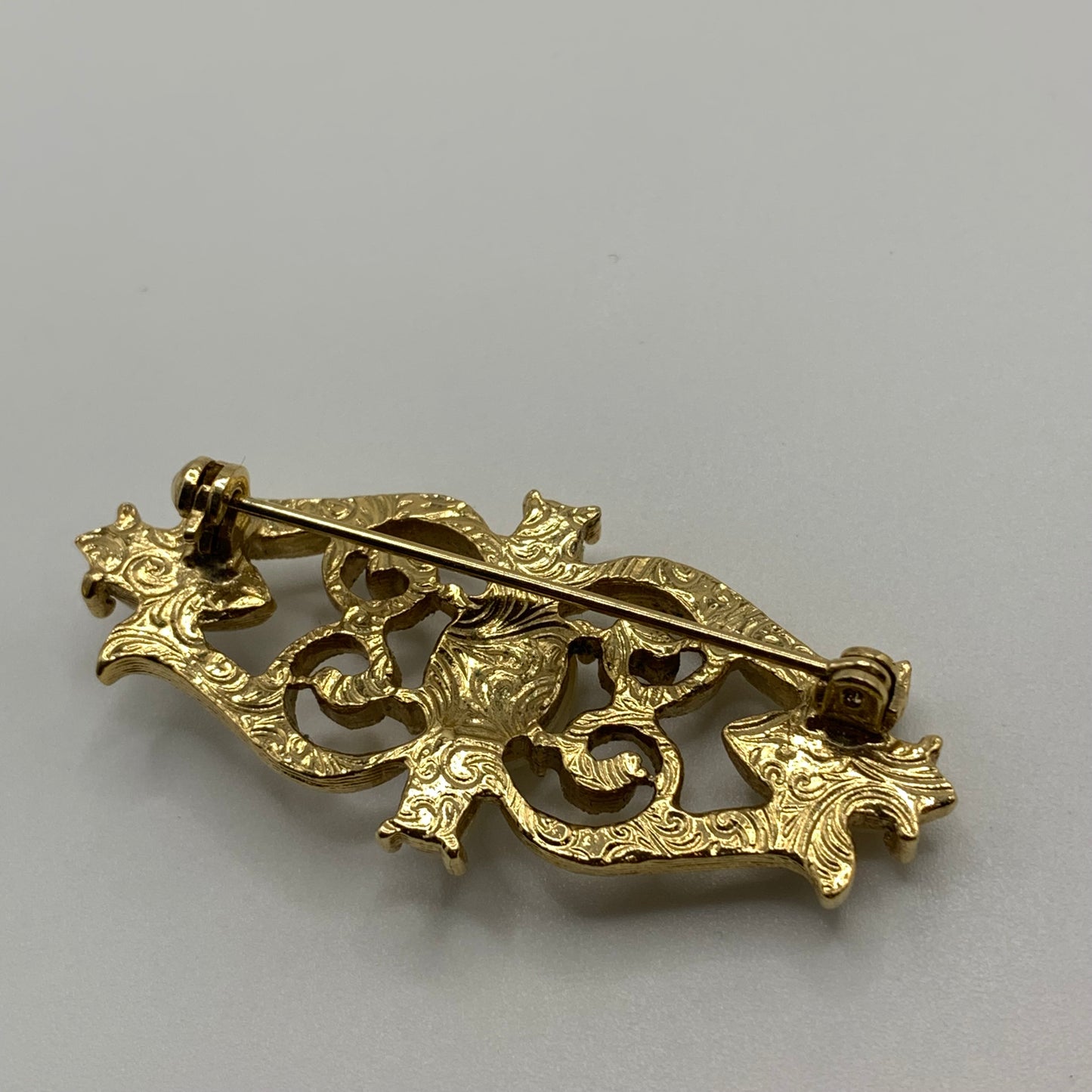 Vintage 1928 Company Ornate Gold Tone Rhinestones & Faux Pearls Brooch
