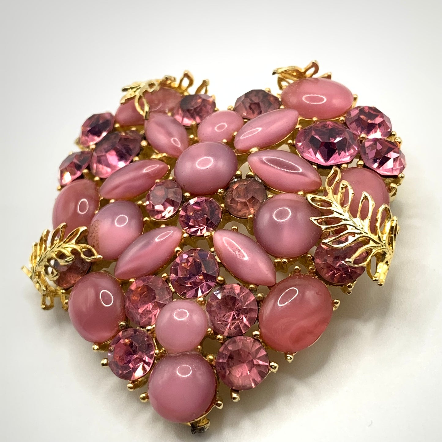 Stunning vintage Pink art glass rhinestone and Gold tone filigree Heart Brooch