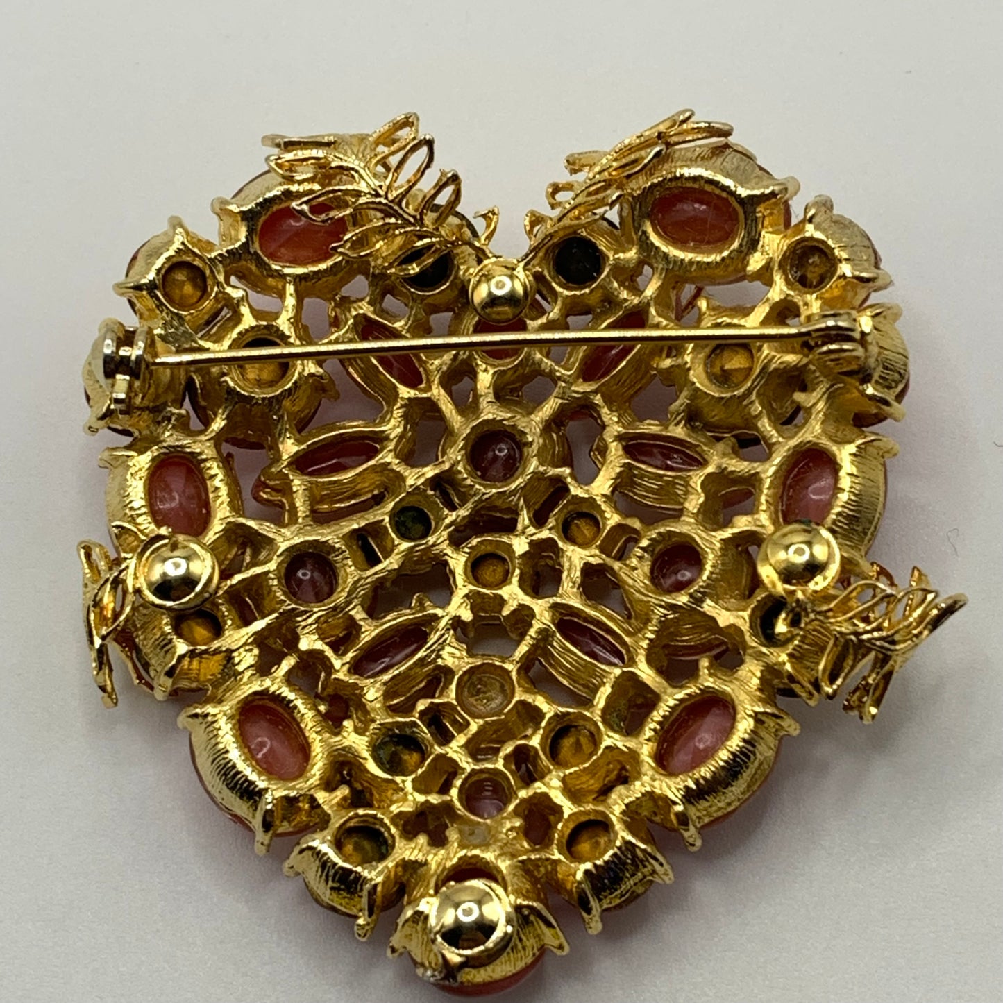 Stunning vintage Pink art glass rhinestone and Gold tone filigree Heart Brooch