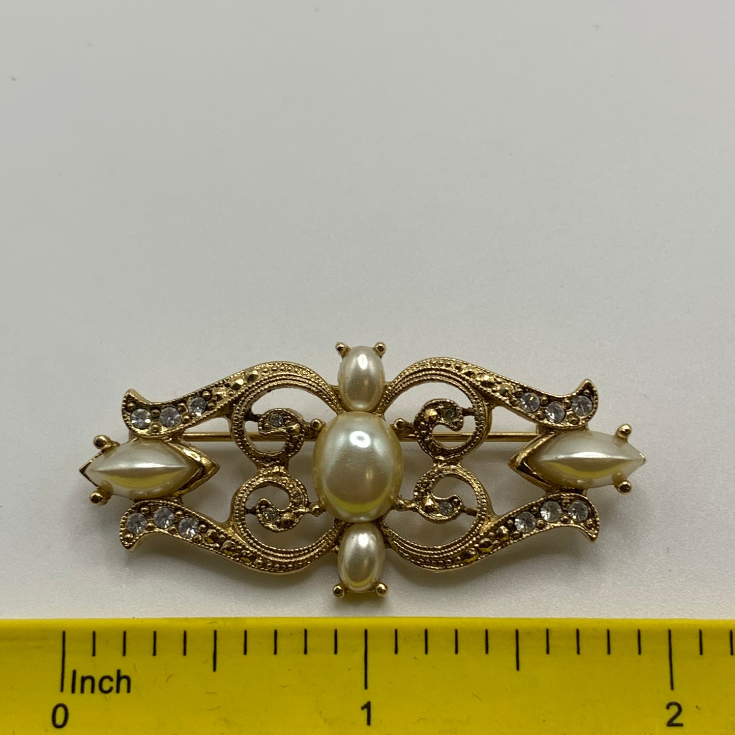 Vintage 1928 Company Ornate Gold Tone Rhinestones & Faux Pearls Brooch