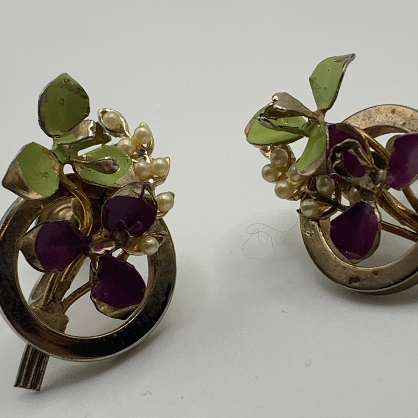 Vintage unsigned purple and green enamel faux pearl flower screw back earrings