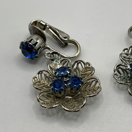 Vintage unsigned silver tone filigree flower blue rhinestone screw back earrings